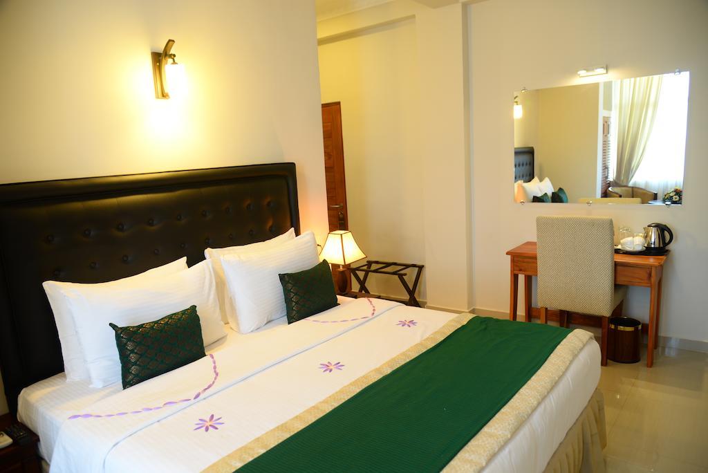 Lazaani Hotel Colombo Exterior photo