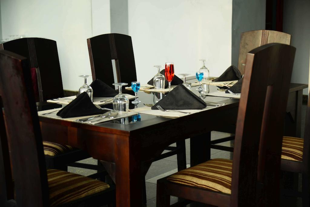 Lazaani Hotel Colombo Exterior photo