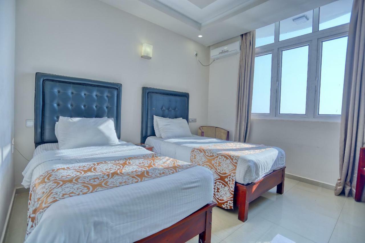 Lazaani Hotel Colombo Exterior photo
